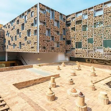 Tipico Y Pintoresco Patio De Vecinos, Con Encanto Siviglia